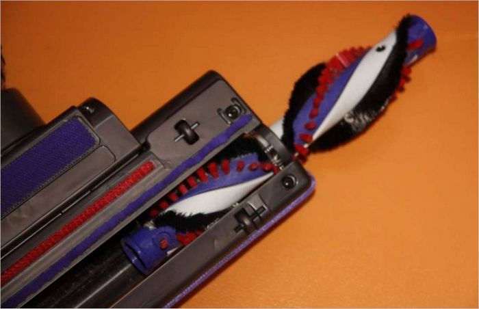 DYSON Digital Slim DC45 Up Top akkumulátoros porszívó - a kefe készen áll