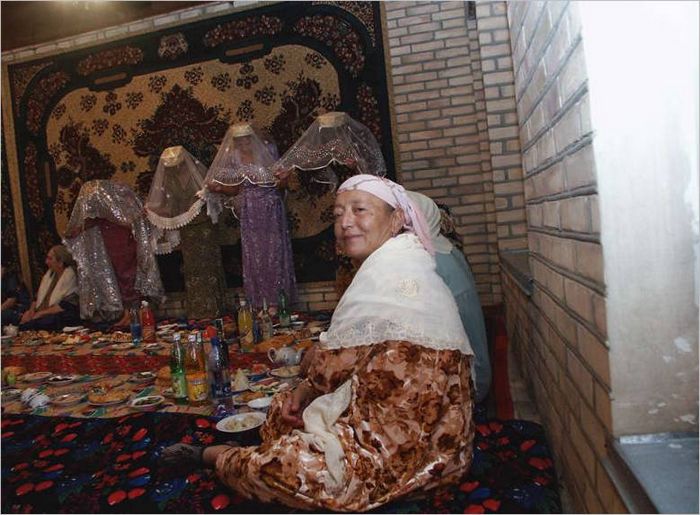 10. Bukhara. Egy esküvő. Egy nő a háttérben egy meghajló menyecske. 2005
