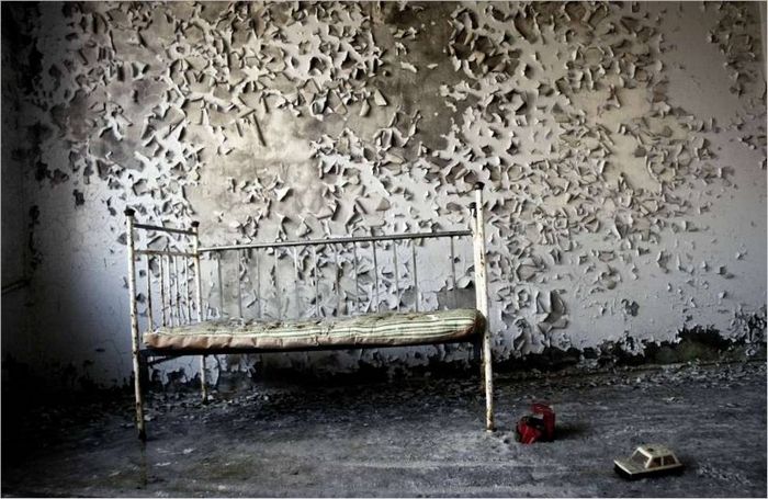 Hámló festék a pripjat-i városi kórház gyermekosztályának falán. 2006 g