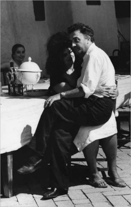 Federico Fellini a 8 ½ című film forgatásán. 1963