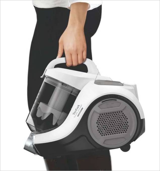 A Tefal Swift Power Cyclonic TW2947 a fogantyúnál fogva A Tefal Swift Power Cyclonic TW2947 a fogantyúnál fogva