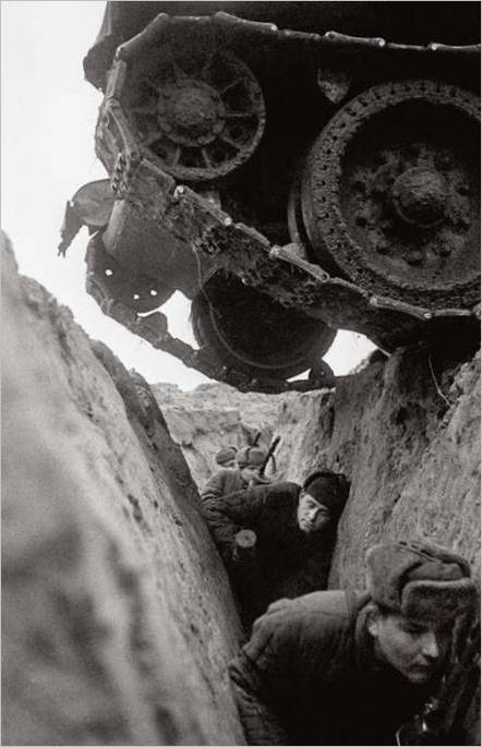A gyalogság gördítése tankok által. Kurszki dombság. 1943