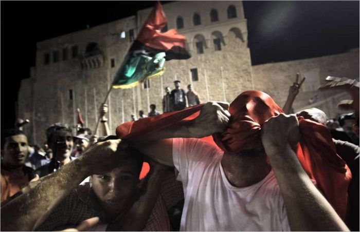 A Kadhafi-rezsim bukásának ünneplése a tripoli Zöld téren. 2011 g