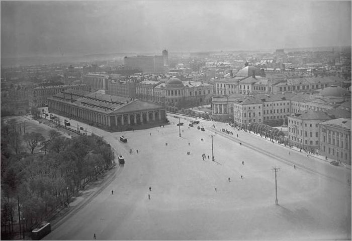 Manezsnaja tér. 30s