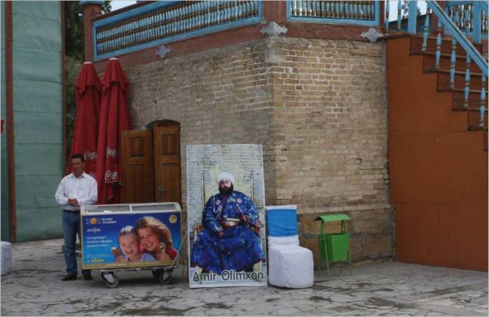 9. A buharai emír nyári rezidenciája Buhara közelében. 2011 g. Az utolsó emír, Alimkhan fényképe. A híres fotós Proskurin-Gorsky munkájának másolata