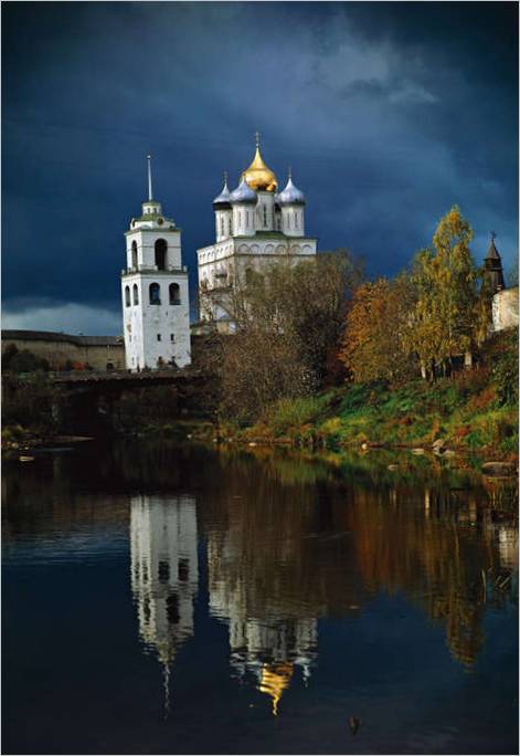 A Pszkov Kreml. A Pszkov folyó. Szentháromság katedrális, harangtorony