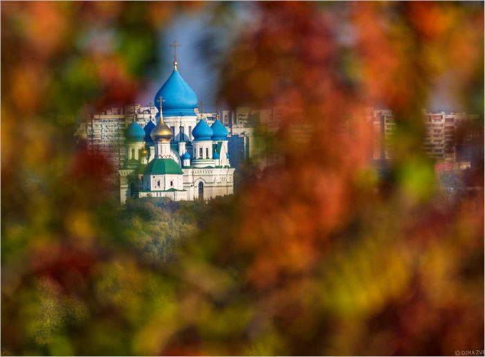 Kilátás az Iverszkij templomra Kolomenskoje felől az őszi babérfákon keresztül Tükör nélküli fényképezőgép