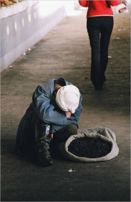 5. Szamarkand. Egy alvó öreg árus a bazárban. 2004